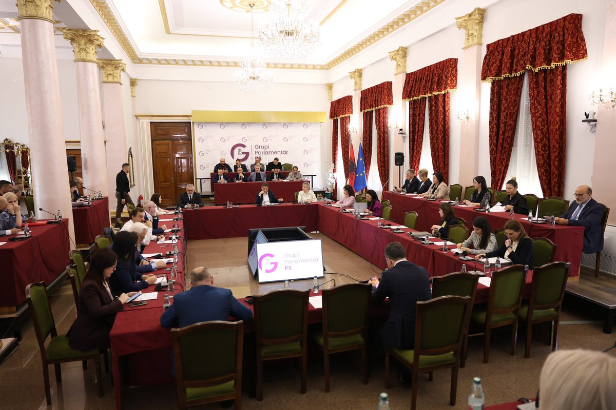 bledicuci's tweet photo. Në mbledhjen e Grupit Parlamentar të Partisë Socialiste ku diskutuam për axhendën e javës parlamentare dhe projektligjet që do të shkojnë në seancën e ditës së enjte. #PS🌹 #VetëmPërpara➡️🇦🇱 https://t.co/KFrBlorIhZ