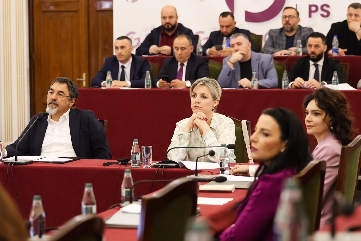 bledicuci's tweet photo. Në mbledhjen e Grupit Parlamentar të Partisë Socialiste ku diskutuam për axhendën e javës parlamentare dhe projektligjet që do të shkojnë në seancën e ditës së enjte. #PS🌹 #VetëmPërpara➡️🇦🇱 https://t.co/KFrBlorIhZ