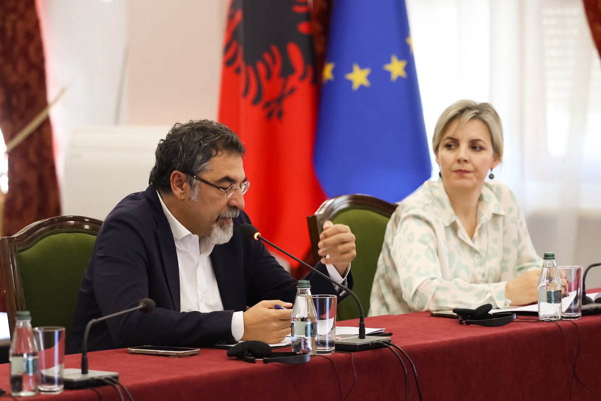bledicuci's tweet photo. Në mbledhjen e Grupit Parlamentar të Partisë Socialiste ku diskutuam për axhendën e javës parlamentare dhe projektligjet që do të shkojnë në seancën e ditës së enjte. #PS🌹 #VetëmPërpara➡️🇦🇱 https://t.co/KFrBlorIhZ
