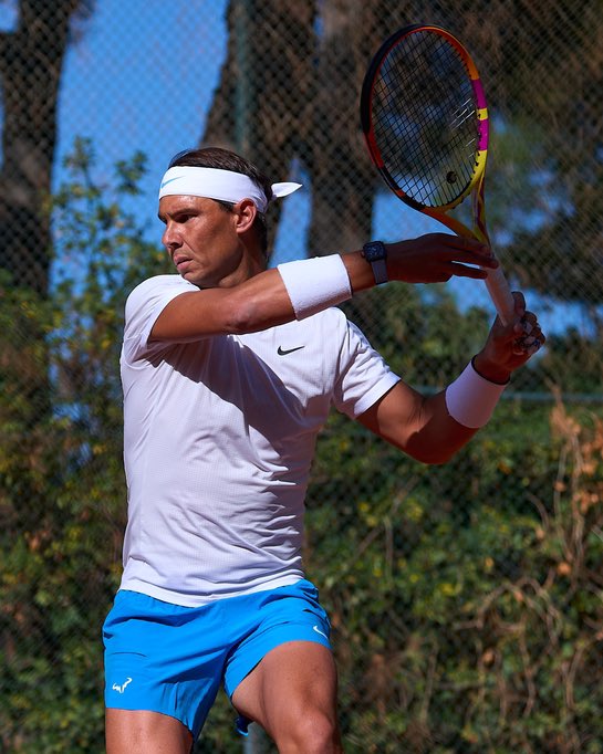 TheTennisLetter's tweet photo. Rafa Nadal confirms that he is definitely playing Barcelona. 

“I came here a bit on a last minute decision,  not knowing if I could play. But tomorrow I’ll be on the court.”

This will be his first professional clay match in 680 days. 

Vamos. 🇪🇸🥹 https://t.co/KlchNqjjNw