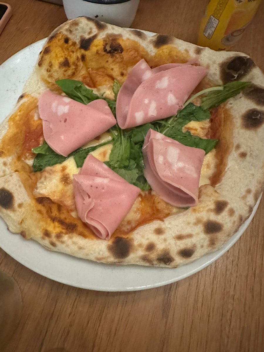 MJOBestard's tweet photo. @sofisimbron nos paso exactamente lo mismo! A modo de ejemplo de uno de los hechos desagradables, pedimos pizza de JAMON SERRAO y dp de horas nos trajeron esto, ademas de vino abierto y picado entre otros! UNA VERGÜENZA!! https://t.co/hPpCN8LZcO