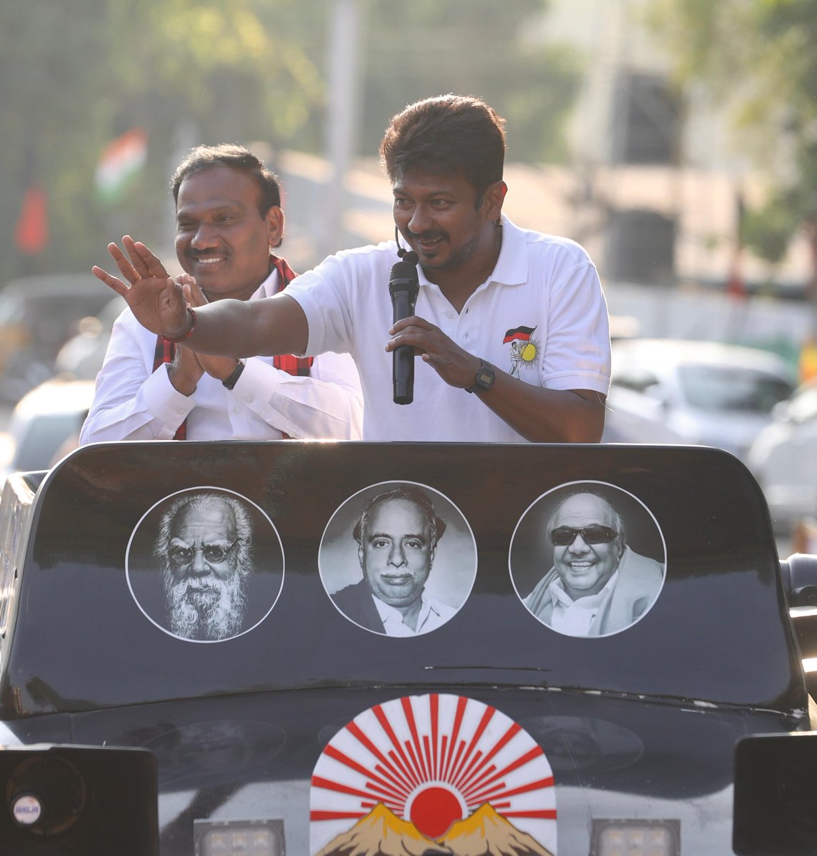 Udhaystalin's tweet photo. நீலகிரி மக்களவைத் தொகுதியில் போட்டியிடும் கழக துணைப் பொதுச் செயலாளர் அண்ணன் @dmk_raja அவர்களை ஆதரித்து அவினாசி சட்டமன்றத் தொகுதிக்குட்பட்ட அன்னூரில் இன்று வாக்கு சேகரித்தோம்.

ஆண்டாண்டு காலமாக போற்றி பாதுகாத்த மாநில உரிமைகளையும், மக்களின் சு��ந்திரத்தையும் பத்தே ஆண்டுகளில் அழிக்க துடிக்கும் பாசிஸ்ட்டுகளையும் – அவர்கள் கிழித்த கோட்டை தாண்டாத அடிமைகளையும் வீட்டுக்கு அனுப்ப ”உதயசூரியன்” சின்னத்திற்கு வாக்களிப்போம் என உரையாற்றினோம்.

@Ravi_dmk69