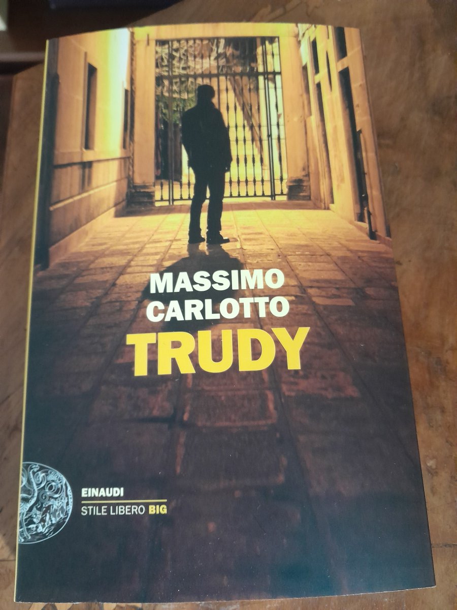 '..Era combattuta tra il sollievo, il senso di colpa e il panico. Era convinta che ora toccasse a lei.' #Trudy di Massimo Carlotto @Einaudieditore Stile Libero Big Tutto d'un fiato 📚 #15aprile