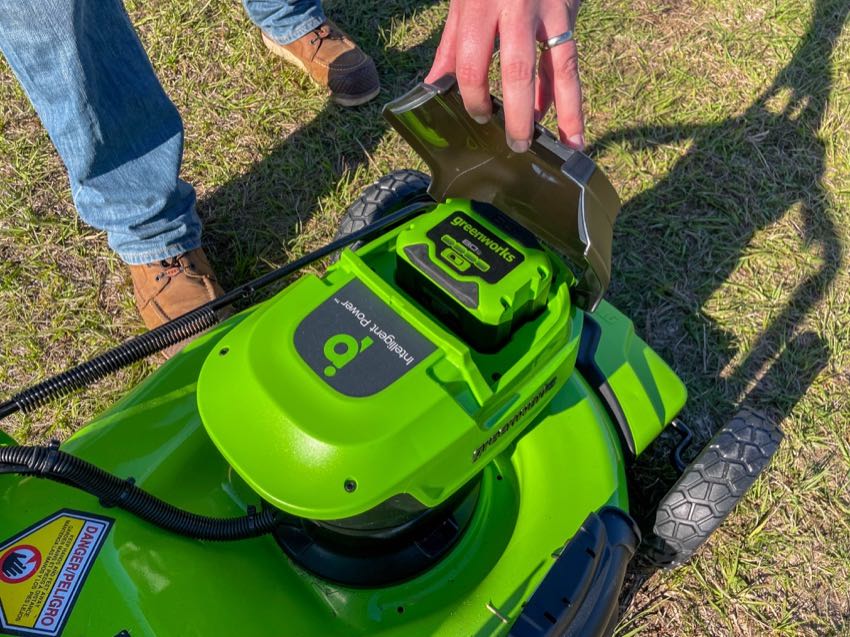 We're looking at @greenworkstools' 60V Self-Propelled Razor Cut Lawn Mower to see how it kicks it up a notch! Check out the review: protoolreviews.com/greenworks-60v… #ptrgre24