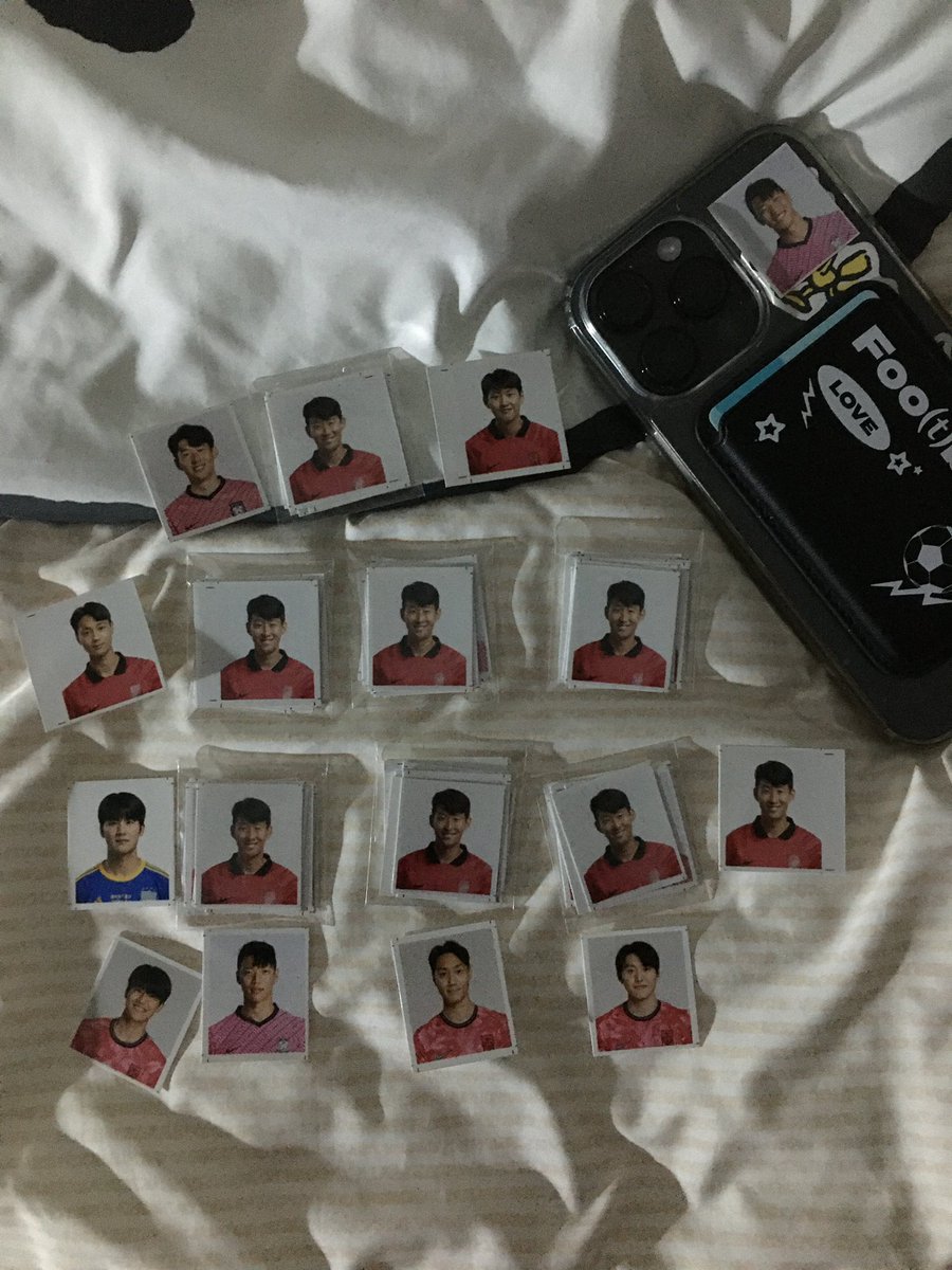 #RT 이벤트 

특전이 6세트정도 남아서 알티 이벤트 합니다 !
첫번째 사진 증명사진 총 10장 들어있습니다 !

추첨일자 - 키링 수요조사 올라오는 날 !

#손흥민 #황희찬 #이강인 #설영우 #백승호
#축구 #증명사진