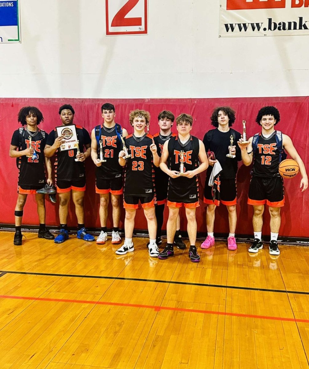 TSE_Bball's tweet photo. 🔥🔥TSE 2027 with another championship weekend winning the Cincy Hoops Classic 🏆🥇 https://t.co/vAs2vPTMnb
