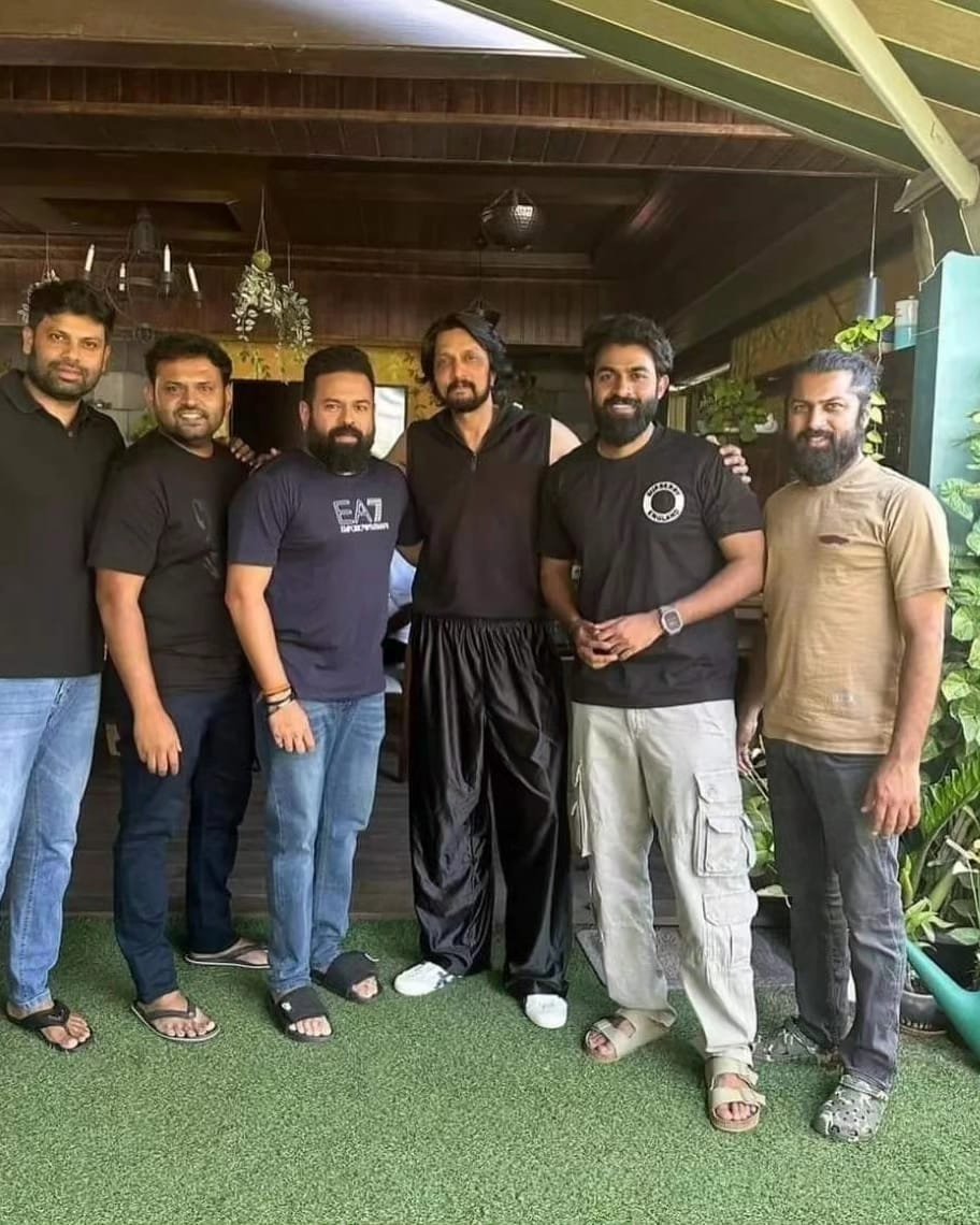 BFK_Bhadravathi's tweet photo. Exclusive Pictures.!😍👌
Our Baadshah @KicchaSudeep Boss with @YuvaTheFilm movie Team.!❤🤩
#BlockbusterYuva #MaxTheMovie #FamilyBlockbusterYuva #Yuvan @SanthoshAnand15 @yuva_rajkumar https://t.co/GfSzTSDQYu