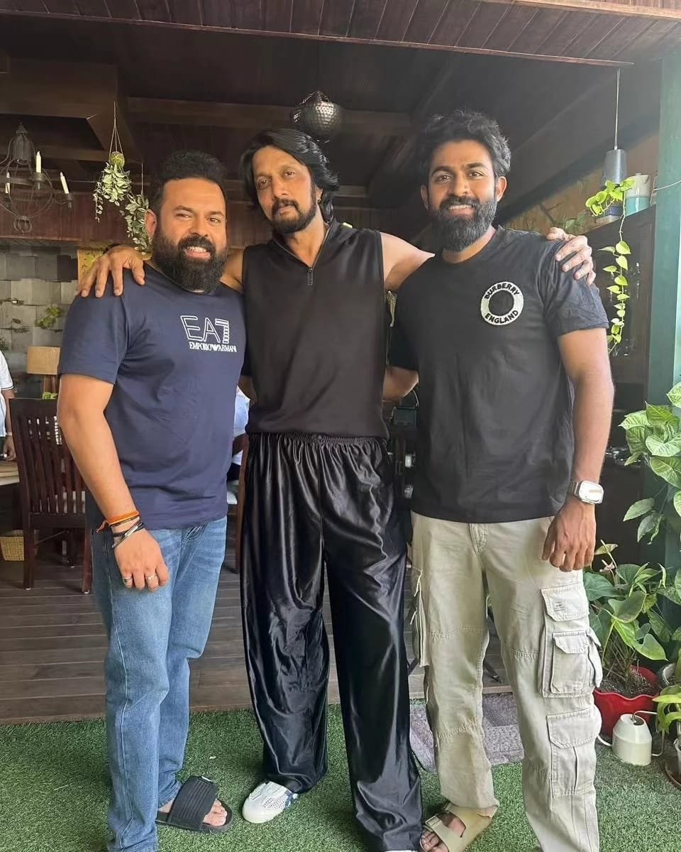 BFK_Bhadravathi's tweet photo. Exclusive Pictures.!😍👌
Our Baadshah @KicchaSudeep Boss with @YuvaTheFilm movie Team.!❤🤩
#BlockbusterYuva #MaxTheMovie #FamilyBlockbusterYuva #Yuvan @SanthoshAnand15 @yuva_rajkumar https://t.co/GfSzTSDQYu