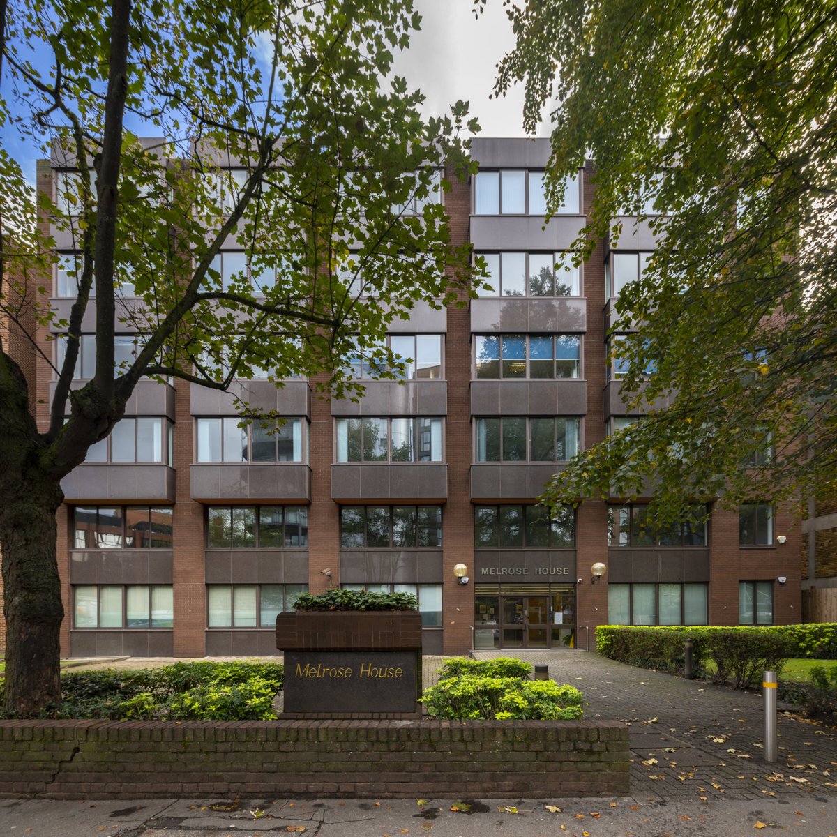 SHW, on behalf of private clients, has sold the freehold interest in Melrose House on Dingwall Road in Croydon.
#dealdone #investment #realestate #property 
shw.co.uk/news/2024/shw-…