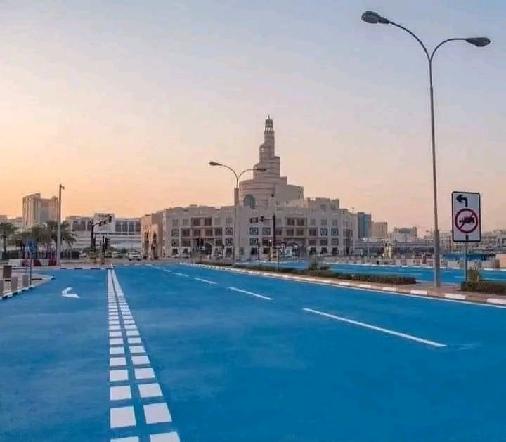 jukanda2022's tweet photo. #قطر 🇶🇦🔵 أول دولة فى العالم تبدأ في تغيير لون الأسفلت من اللون الأسود إلي اللون #الأزرق  2019
 🔵والخبراء يقولون أن هذا  أفضل من ناحية درجة حرارة العجلات في فصل الصيف و يتيح إضاءة أفضل ليلًا 🌙 https://t.co/Ki8RLy4ycr
