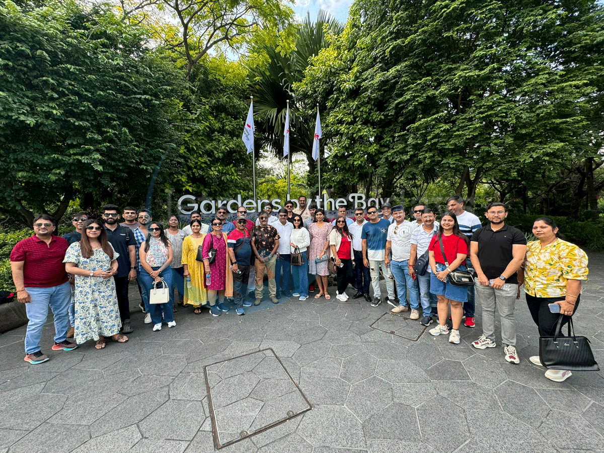 JetsupH's tweet photo. Jetsup Team triumphs with an impeccably organized Singapore group tour, delivering an unparalleled experience to delighted participants. #JetsUpSingaporeSuccess 🇸🇬 #GroupTourTriumph ✈️ #MemorableMoments 🌟 #JetsUpGroupTour 🌟 #ExploreSingaporeTogether 🎒 #jetsupholidays https://t.co/HV2M8NNymu