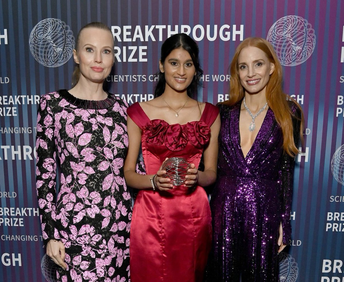 📸| Jessica Chastain junto a Julia Milner y Sia Godika durante la Breakthrough Prize ceremony (13/04)