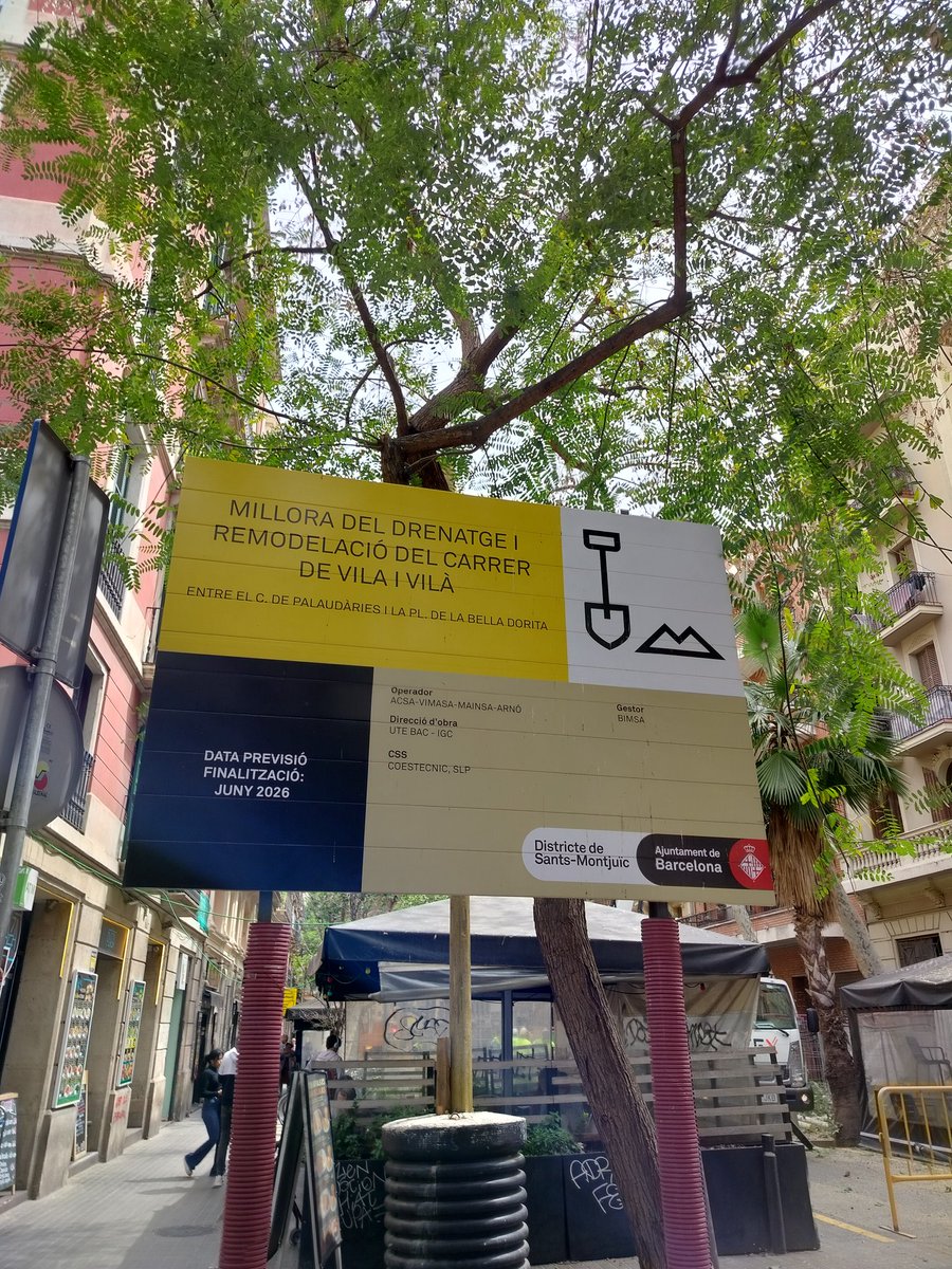 Carrer Vilà i Vilà :  espero que valgui la pena 😭😢 els plataners estaven sans, maquíssims , i pobrets, els estan 'decapitant' a lo bèstia , bye bye 'refugi climàtic'  😤 #poblesec @rgileiroa @bcn_ajuntament @BCN_EspaiPublic @BCN_SantsMont