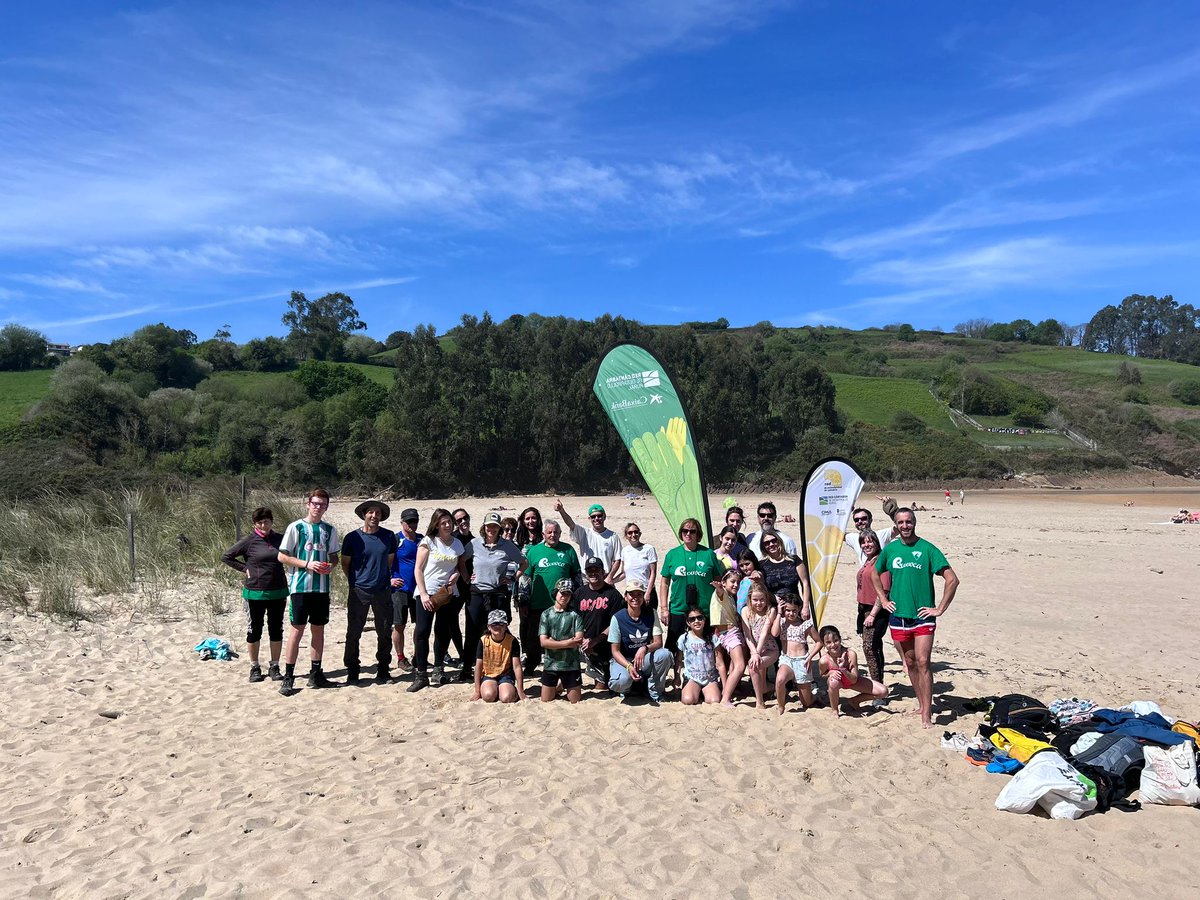 Fantastico trabajo! El pasado sábado 13 una treintena de personas voluntarias colaboraron en la mejora del sistema dunar de la playa de Luaña, en Cobreces (Alfoz de Lloredo) en la primera de las jornadas del proyecto  INICIATIVAS DE VOLUNTARIADO AMBIENTAL 
redcantabrarural.com/noticia-red/vo…