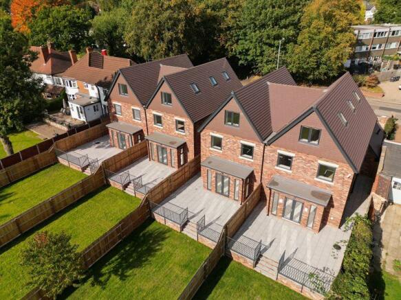 nigerian_hybrid's tweet photo. The UK's landmass is limited at 243,610 km². Yet you will find that almost every home comes with its own allocated back garden - most of which are bigger (sqm) than the house itself.

Nigeria is blessed with an abundance of land yet real estate developers will CEMENT every inch of unnecessarily overpriced sqm.
