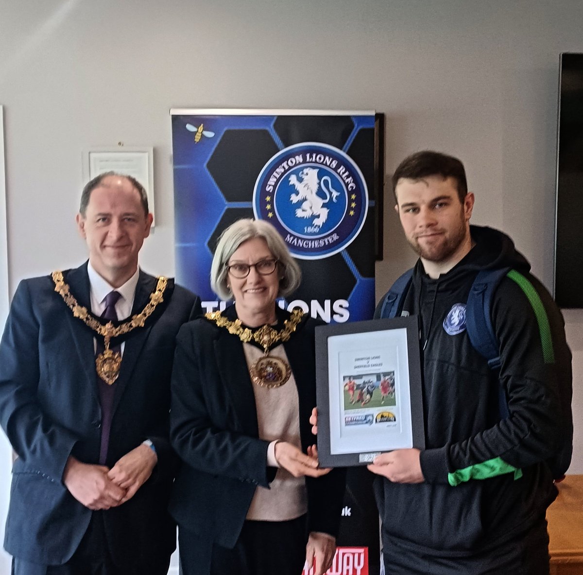 Swinton_Lions's tweet photo. We were delighted to welcome the Ceremonial Mayor of Salford Gina Reynolds and Consort Neil Reynolds to yesterday's game.

They presented Jayden Hatton with his Player of the match award.

#COYL #OriginalLions https://t.co/RIDfqKTb8A