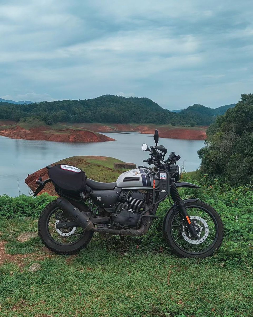 Error: Cliche about “the view from the top” not found. 

📷: @explorer24x7x365

#YezdiForever #JawaYezdiMotorcycles #YezdiAdventure #MadeofMotorcycling