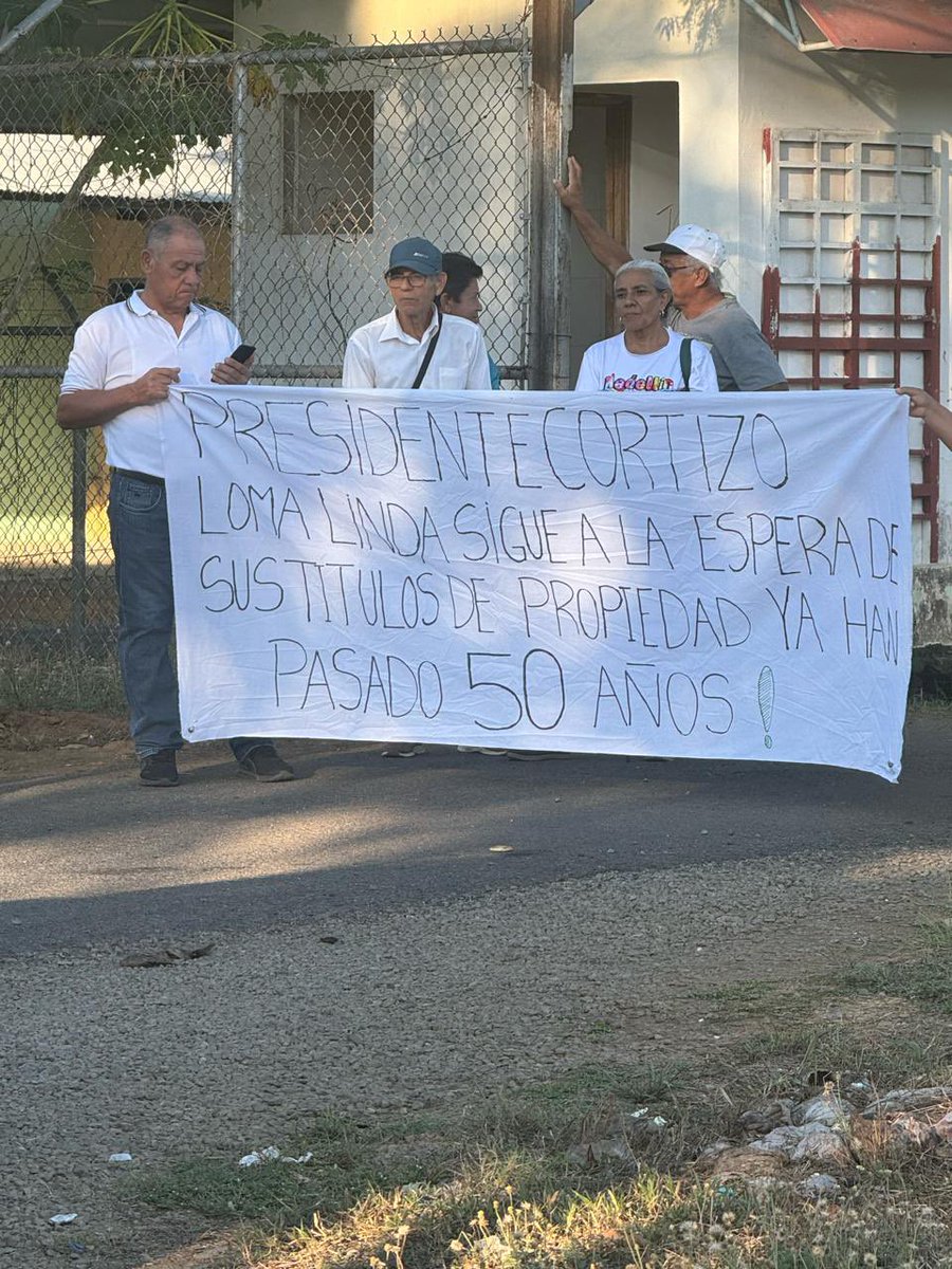 Protesta en la entrada del Aeropuerto Enrique Malek de David.