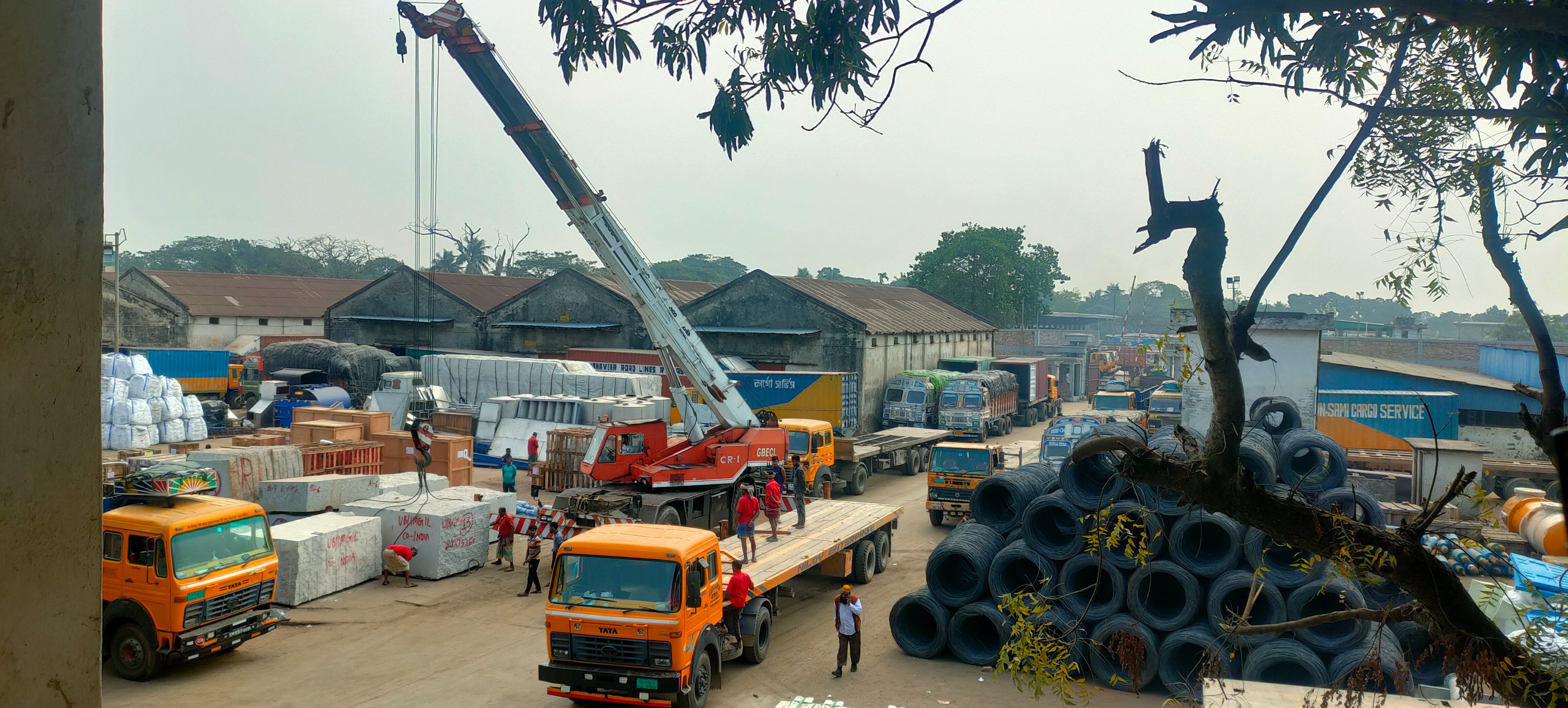 দীর্ঘ ৫ দিন ছুটি শেষে বেনাপোল বন্দরে কর্মব্যস্ততা