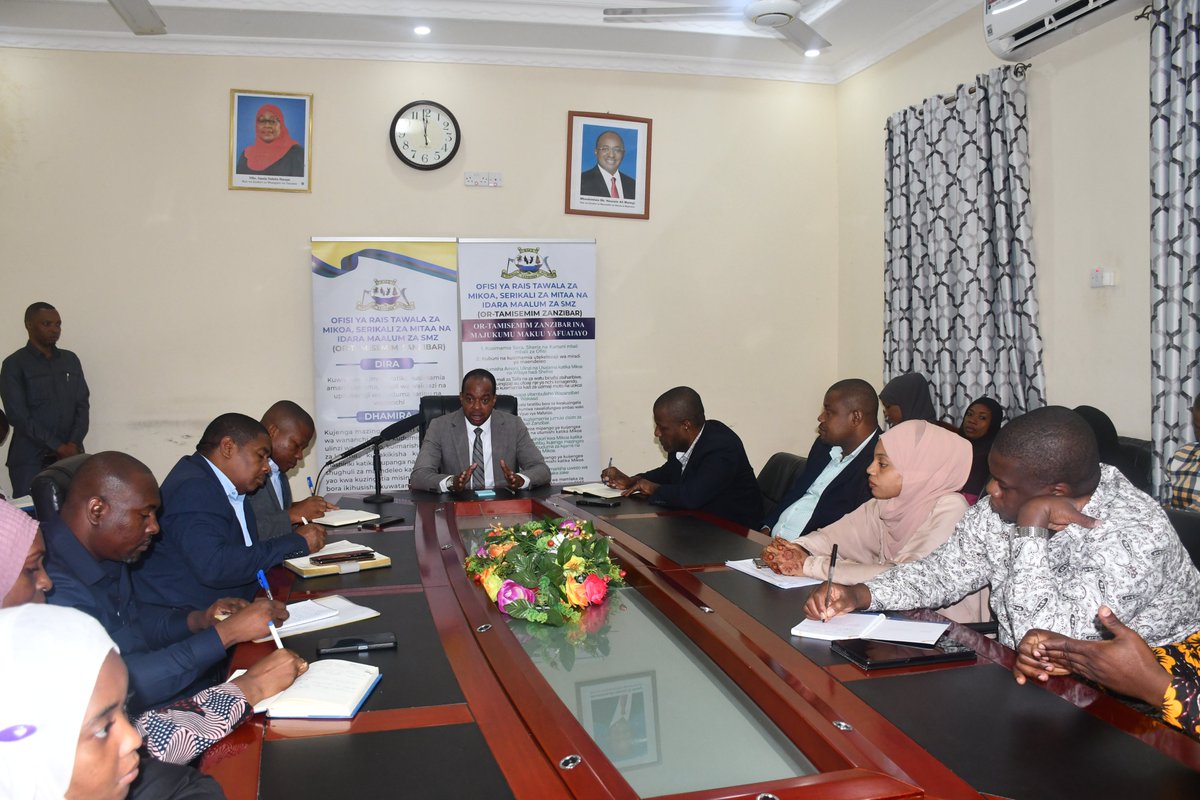 tmsmim1757's tweet photo. Waziri wa Nchi Ofisi ya Rais, Tawala za Mikoa ,Serikali za Mitaa na Idara maalum za SMZ, Mh Masoud Ali Mohammed, amewataka Watumishi kuwa ni mfano mzuri katika kufata misingi na kanuni za kiutumishi. https://t.co/WA2eFXBGM0