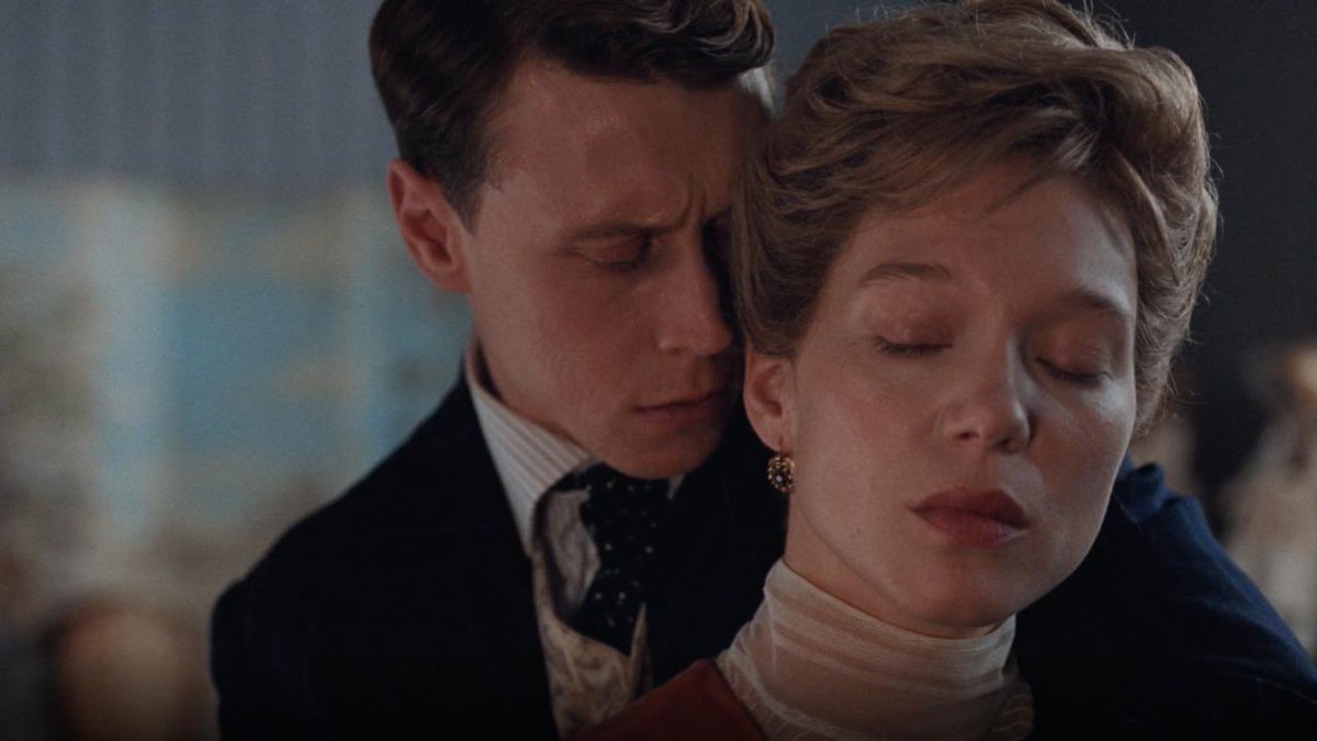 nadreviews's tweet image. The Beast is unforgettable. Bertrand Bonello wraps the intense fear of love with ambitious science fiction. Léa Seydoux and George MacKay are fantastic as lovers who reconnect across time, while a palpable danger is ready to pounce. A muddled but hypnotic journey to get lost in.