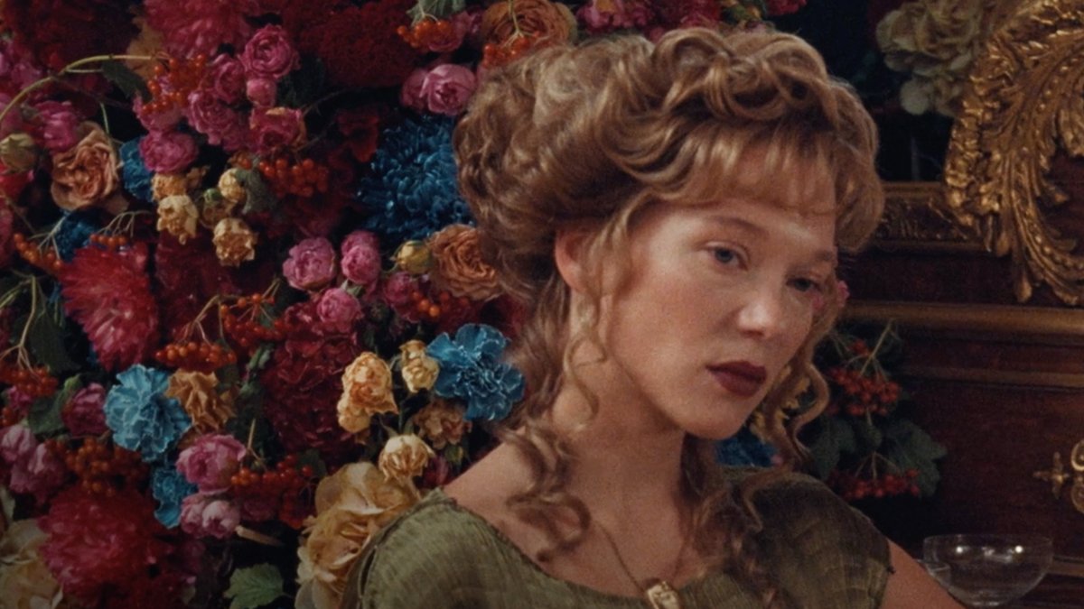 nadreviews's tweet image. The Beast is unforgettable. Bertrand Bonello wraps the intense fear of love with ambitious science fiction. Léa Seydoux and George MacKay are fantastic as lovers who reconnect across time, while a palpable danger is ready to pounce. A muddled but hypnotic journey to get lost in.