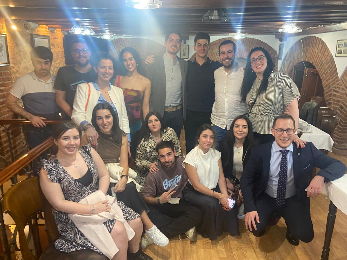 lvicensserra's tweet photo. Un nuevo doctor en el mundo, no sólo en química sinó en hacer feliz a aquellos que le rodean @A_Esteban94 https://t.co/Cynr9dvrnD