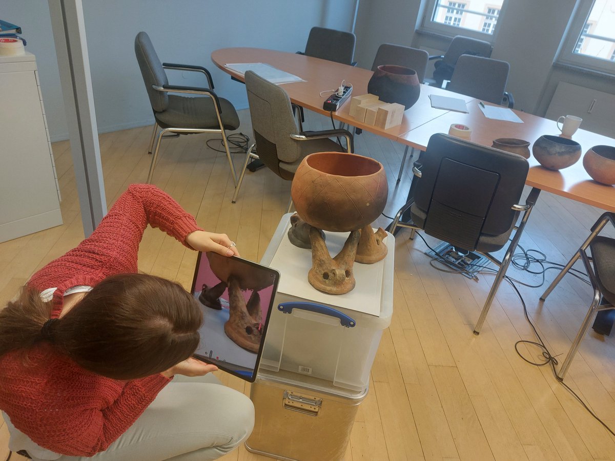 New blog post by Paztrizia Heindl about our 'dry test series' on the potential placement of fire dogs & cooking vessels which we scanned using the Scaniverse App sudansurvey.gwi.uni-muenchen.de/index.php/2024… #Nubia #NewKingdom #experimentalarchaeology