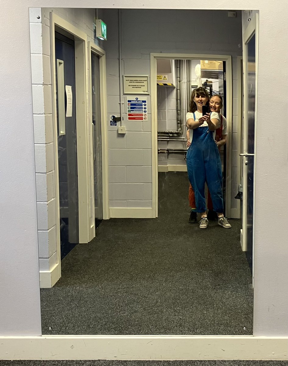 Messing about in the mirror last Monday, backstage at @BrentwoodTheat!

#brentwoodtheatre #backstage #behindthescenes #childrenstheatre #kidstheatre #familytheatre #reallybigpantstheatre