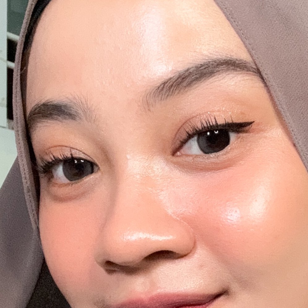 semenjak punya eyeliner MOP, eyelinerku yg lain gak kesentuh😭🙏🏻

formula sm aplikatornya bener2 bagus, ngebantu bgt bikin wing liner jd super gampang. ngesetnya cepet dan gak smudge samsek!