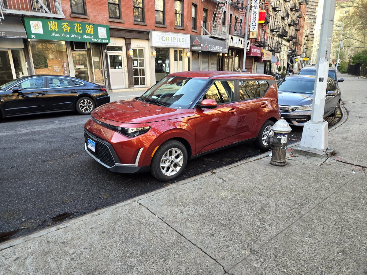 If someone died as a result of @FDNY unable to access blocked hydrant, will driver/owner be charged for negligent homicide? @ManhattanDA @NYCMayor @GovKathyHochul @NYPDPC @NYPDnews @TheVillageSun