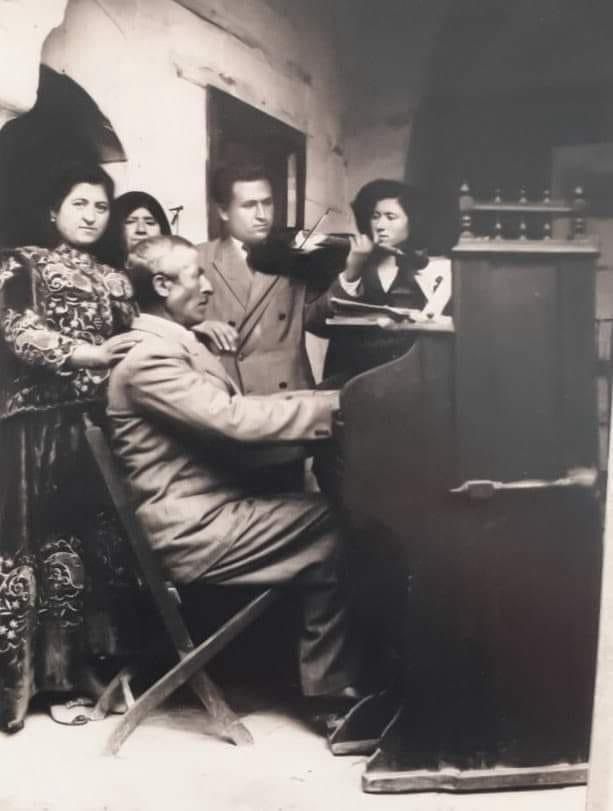 Cemil Efendi tehcirin ardından Ermeni kilisesindeki piyanoyu papazdan satın alıyor ve Cahit Otoloğ’un keman, babasının piyano çaldığı fotoğraf, hayatımdaki en anlamlı fotoğraflardan biri oluyor. @caglarfidann yazdı: Babamla bir kemancının peşinden koştuk serbestiyet.com/featured/babam…