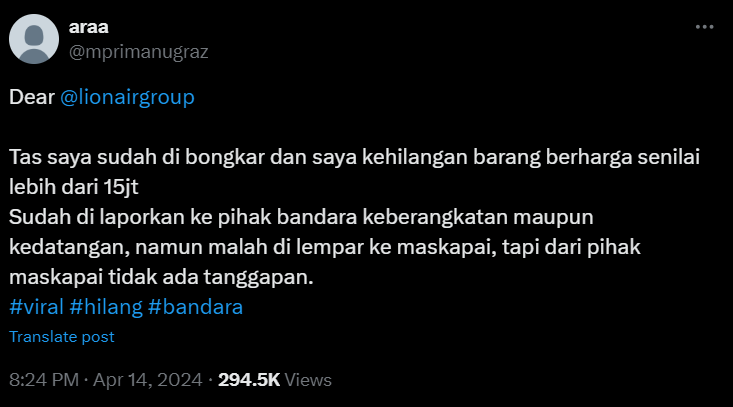 GerryS's tweet photo. Lagi-lagi, bawa barang berharga dibagasi terus kebobolan. Solusinya cuman satu: Jangan pernah taruh barang berharga di bagasi! Mending dibawa di kabin, bisa kita jaga sendiri.

Simak peraturannya sesuai PM77 tahun 2011, khususnya pasal 6, dimana airline dibebaskan dari tuntutan ganti rugi atas kehilangan barang berharga dalam bagasi tercatat, kecuali dilaporkan saat check-in dan airlinenya setuju untuk mengangkutnya. 

Beban pemberitahuan membawa barang berharga di bagasi tercatat, ada pada penumpang. Terlepas dari kasus yang dikutip diatas, hal ini untuk mencegah upaya-upaya pemerasan atau bogus claim mengenai kehilangan barang berharga dalam bagasi. Peraturan seperti ini mirip seperti di negara-negara lain, tidak hanya di Indonesia saja!