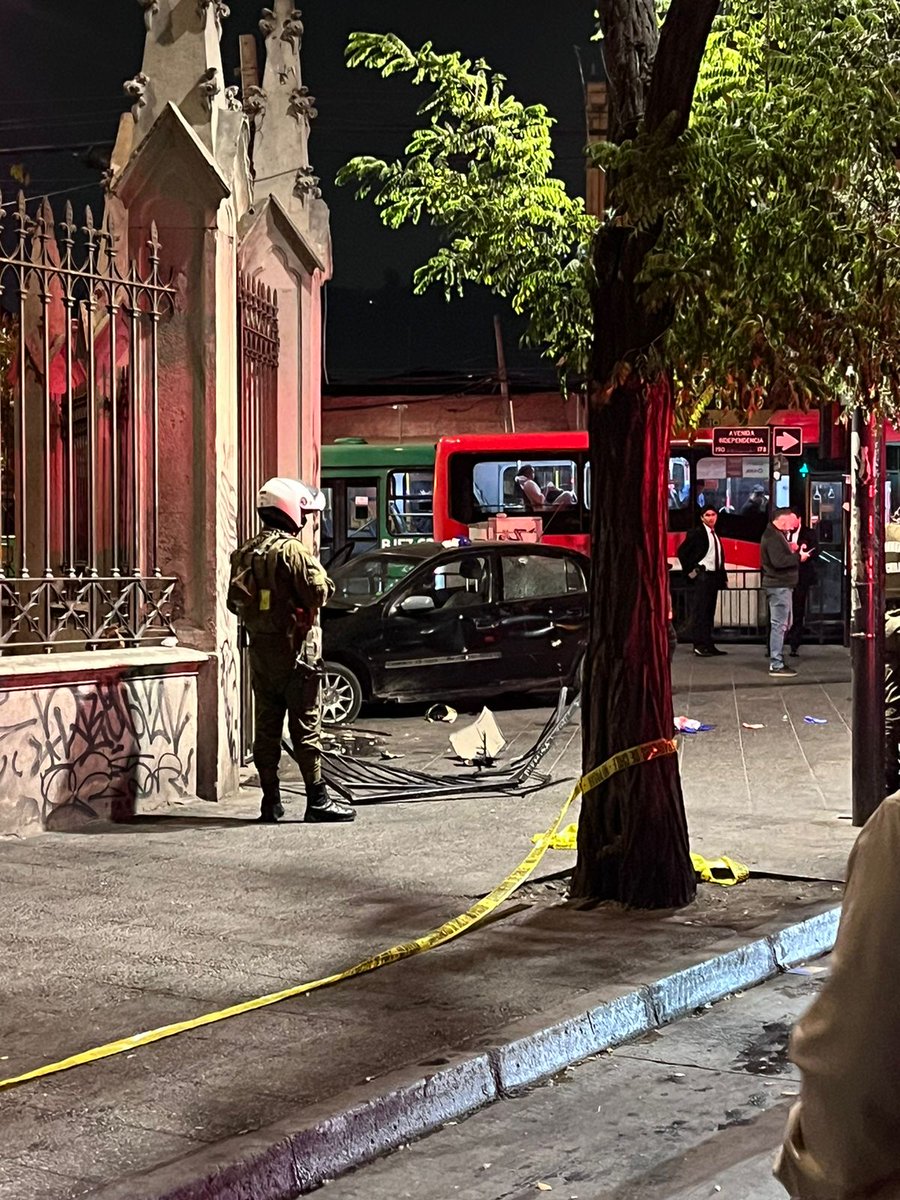 GumeraTamara's tweet photo. @BuenosDiasTVN Independencia en la noticia, no es lo único que ha pasado, esto paso el Viernes en Gral Borgoño/Independencia con balazos y todo https://t.co/ueacnhi4eN