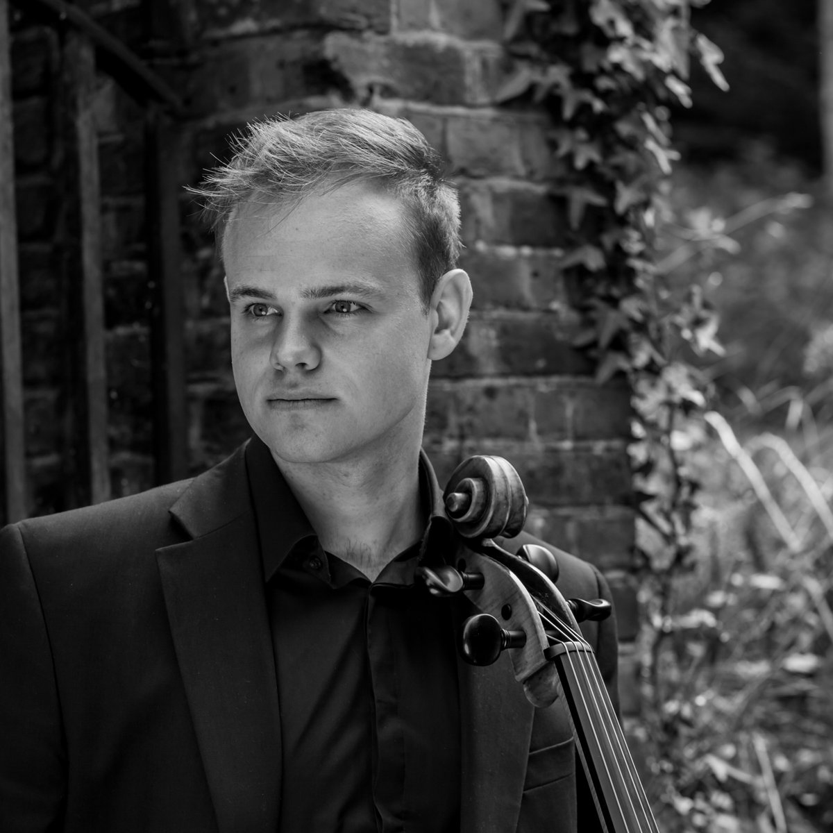 Our newest #YoungArtist interview is with the supremely talented @ben_tarlton, who, in addition to being a cellist, is the festival director of Chamber Music Festival in Llantwit Major. Read all about: wcom.org.uk/news/young-art…