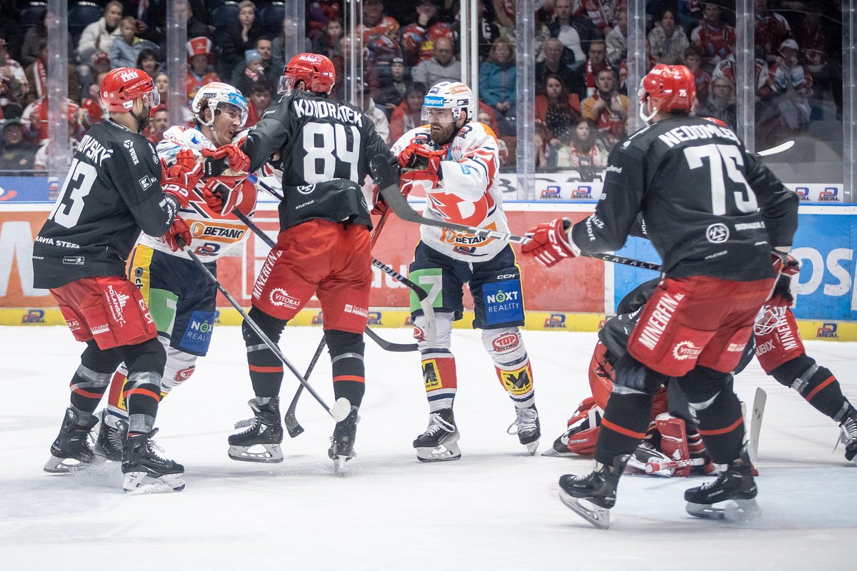 🏒 Dvě velké hokejové bitvy máme letos za sebou, třetí je před námi! 📰 ➡️ tinyurl.com/HCO23PrevF12 📸: @HCPCE #PCEvTRI | #TELH