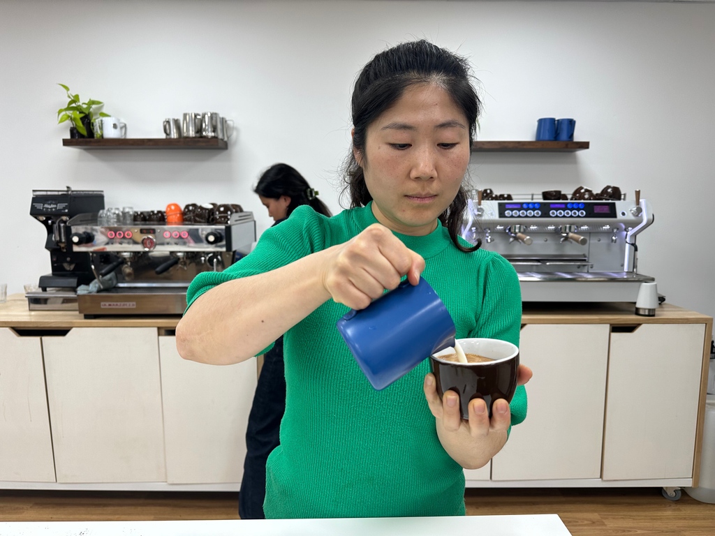 daisyrollo's tweet photo. Great time teaching our 2 days barista course @londonschoolofcoffee last week . Great group and great results! Future professionals!! #baristatraining #London #specialitycoffee #hopsitality #qualityoverquantity https://t.co/dTU5Q2NL0u