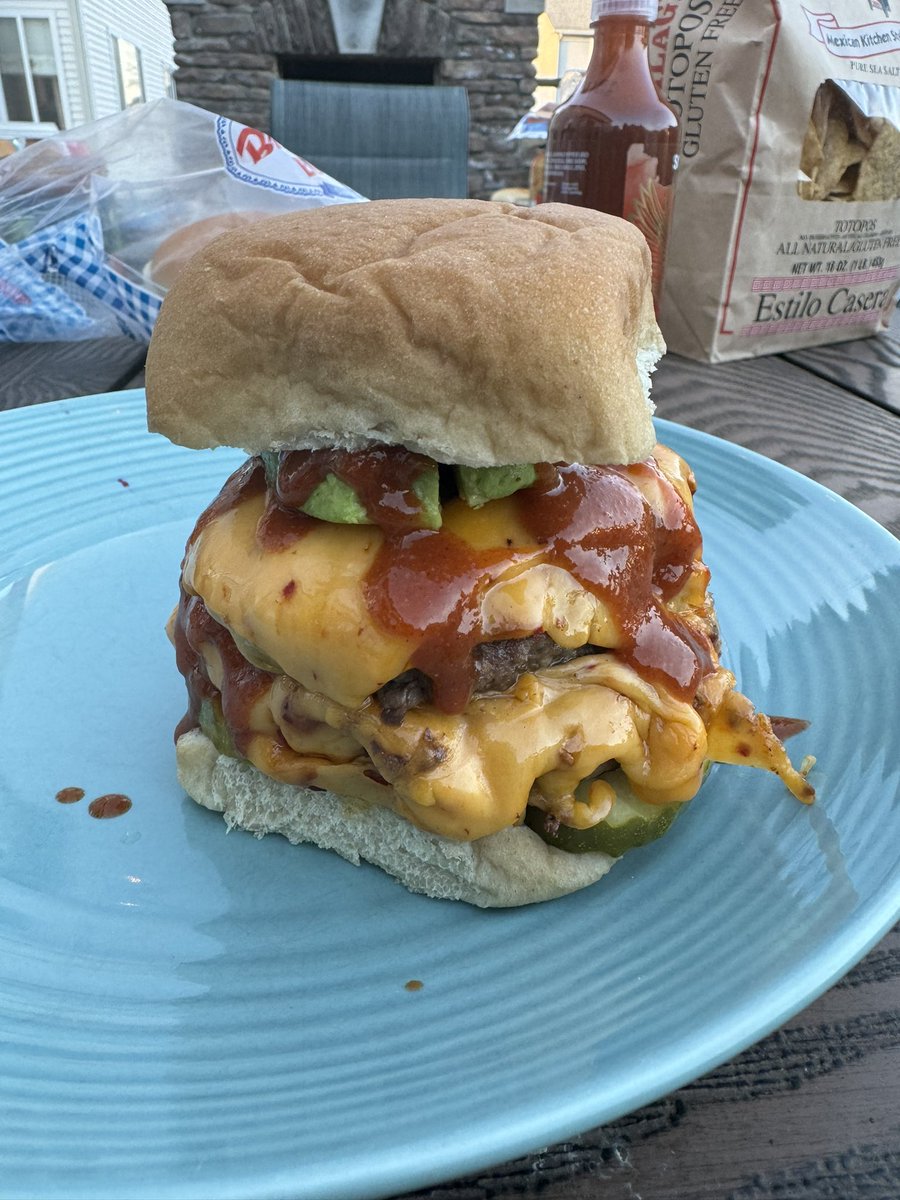 My @BlackstoneGrid burger creation for the Misses and I last night. Double pattie with 4 slices of Chipotle cheddar, avocado, drizzled with sriracha sauce, and laid upon a bed of @AldiUSA atomic spicy pickles 🥒. I surprise myself some times. 😂😃💪🏻🍔