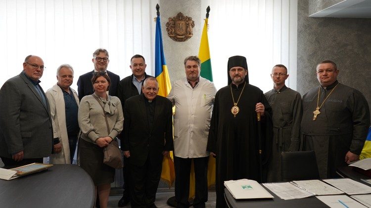 Odesa Eaxarchate blessed 3 new chapels in medical facilities in the south of #Ukraine, offering hope to doctors and patients amid war. With rural hospitals overwhelmed, Church support is vital. @bobvitillo attended the ceremonies. #PrayforUkraine 🇺🇦 #CR4U bit.ly/43SXSzy
