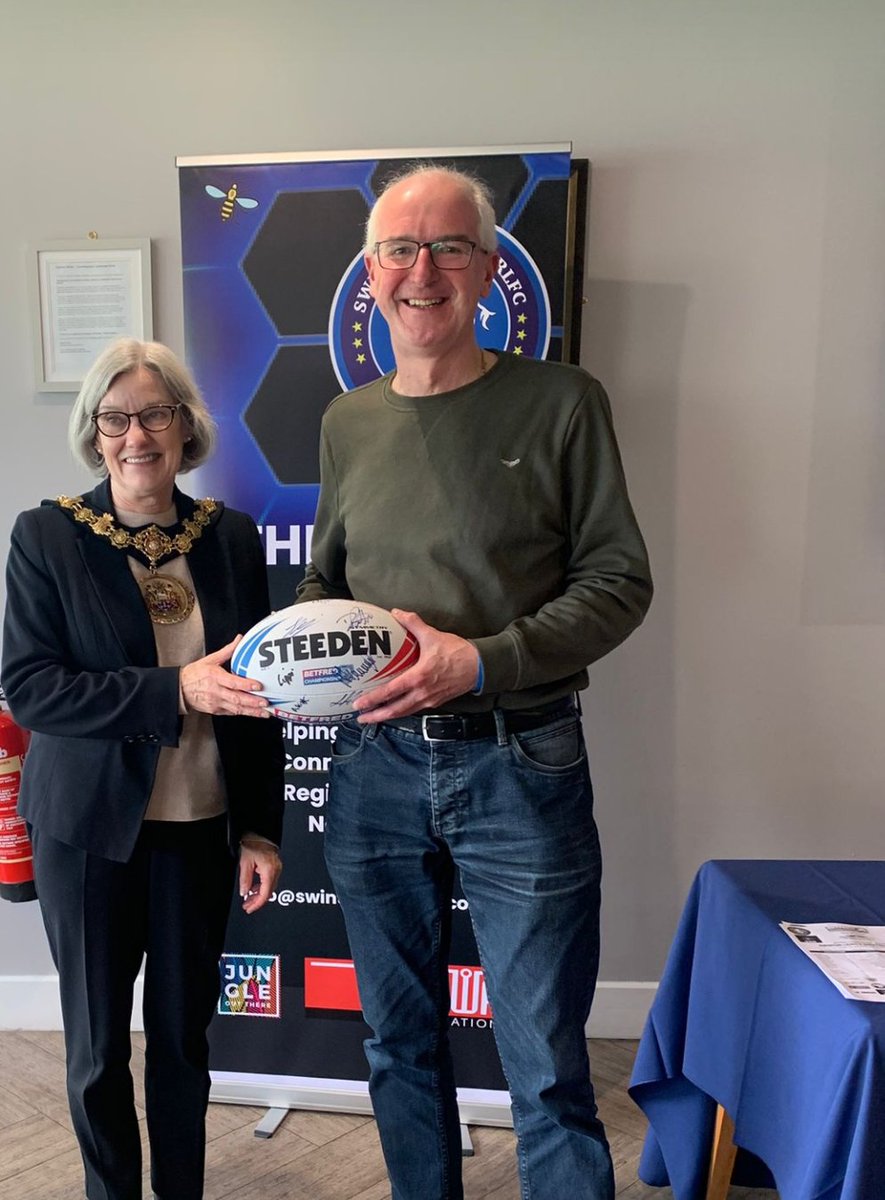 Big thanks to yesterday's match ball sponsors, our friends at bramptonbrewery.co.uk Here presented with their ball by Salford's Ceremonial Mayor, Gina Reynolds. #COYL #OriginalLions