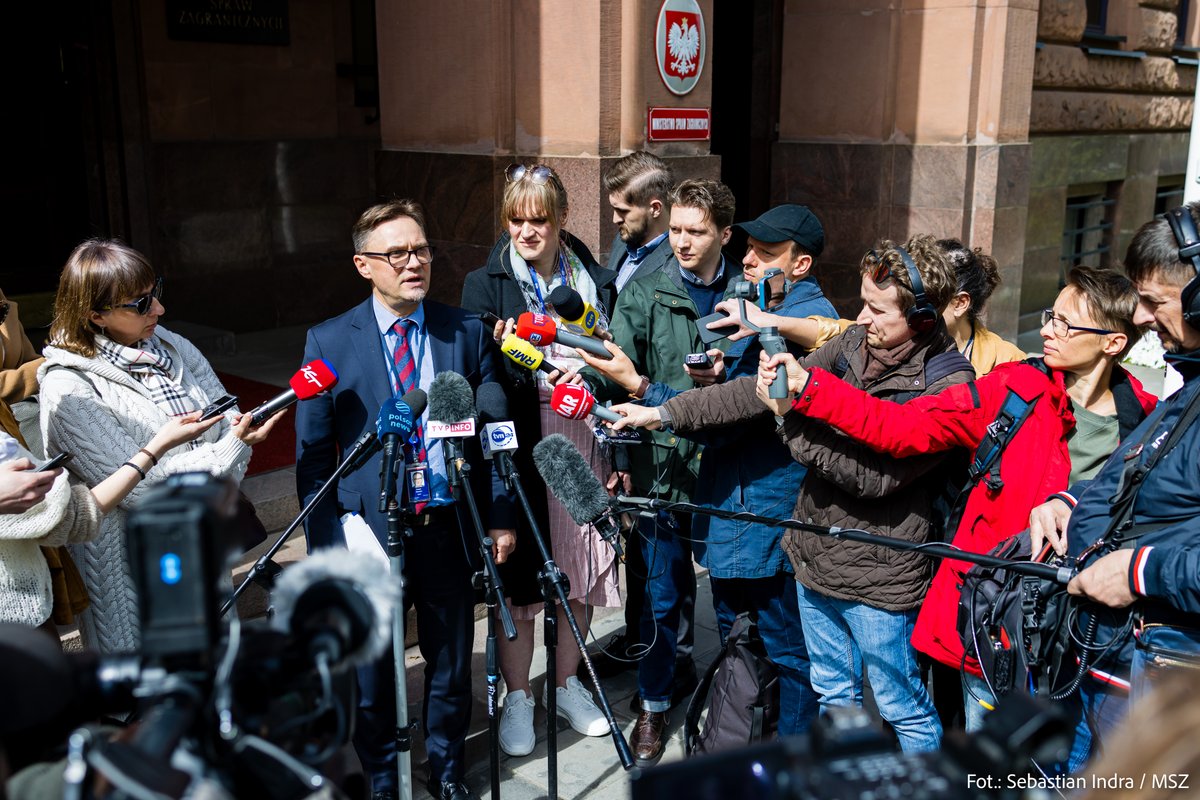 Nie ma zagrożenia dla polskich obywateli. Z naszej oceny wynika, że nie ma żadnej potrzeby ewakuacji. Powoli przywracany jest ruch lotniczy. Jest możliwość przebukowania biletów i nadal pozostają w mocy nasze ostrzeżenia dot. podróży na Bliski Wschód. ➡️ gov.pl/web/dyplomacja…