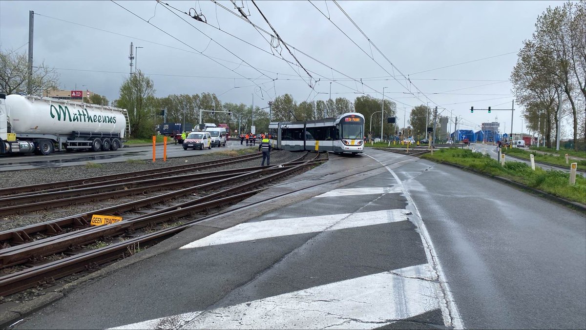 In Zeebrugge is een tram ontspoord thv het kruispunt met de Kustlaan en de Isabellalaan. Niemand raakte gewond maar er is wel wat hinder op de weg. Wie vanuit Zeebrugge richting @GemKnokkeHeist wil, wordt omgeleid via de Zeesluisstraat richting de A11. #altijdwaakzaam