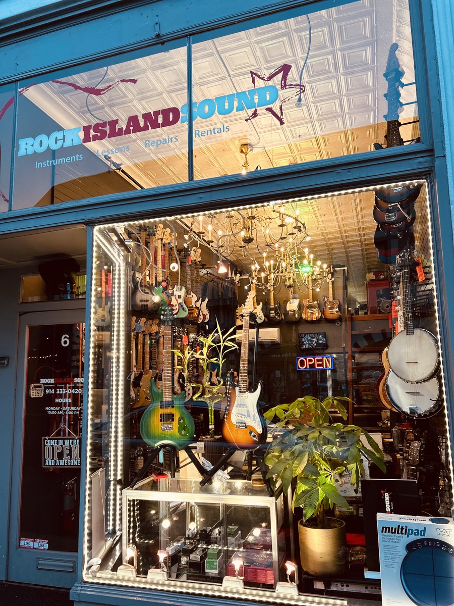 Stop by and play one of our banjos ...
#musicschool #music #musiclessons #playaninstrument #musicinstructor #tarrytown #voicelessons #sing #learntosing #vocals #voice #rockcamp #sleepyhollow #10591 #10580 #westchester #westchesterny #rye #ryeny