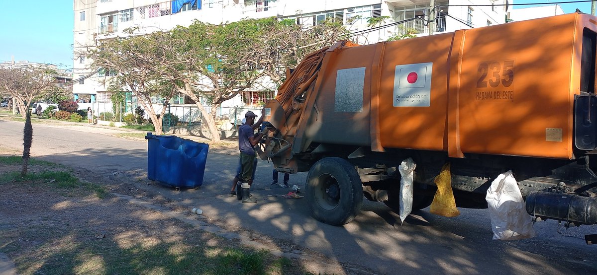 Nuestros trabajadores de Comunales de #LaHabanaDelEste en la higienización de el Consejo Alamar Playa.
#PorMiHabanaLimpia 
#LaHabana