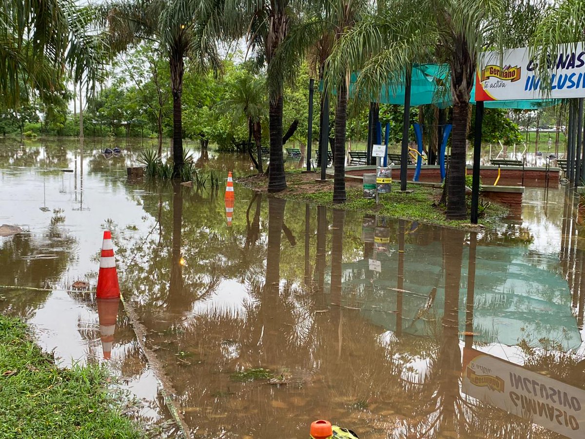 🔴 Para evitar riesgos por la gran cantidad de agua acumulada, producto de las intensas lluvias, el #ParqueÑuGuasú permanecerá cerrado hasta nuevo aviso. 👉 Agradecemos la comprensión.