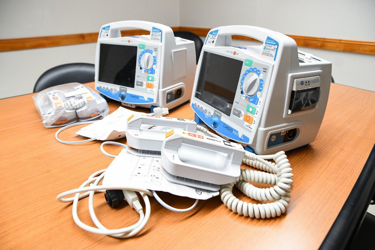Gus_Sastre's tweet photo. Concretamos la entrega de dos equipos de desfibriladores para el Hospital "Dr. Andrés Ísola" de #PuertoMadryn, los cuales ya fueron puestos a disposición de las autoridades del nosocomio, quienes nos informaron que los mismos estarán destinados a distintos Centros de Atención Primaria de la Salud, ubicados en diferentes barrios de nuestra ciudad.