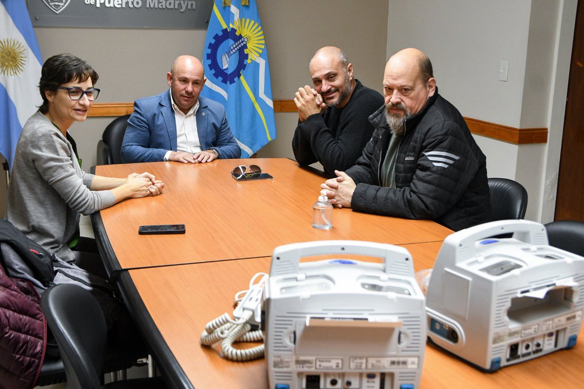 Gus_Sastre's tweet photo. Concretamos la entrega de dos equipos de desfibriladores para el Hospital "Dr. Andrés Ísola" de #PuertoMadryn, los cuales ya fueron puestos a disposición de las autoridades del nosocomio, quienes nos informaron que los mismos estarán destinados a distintos Centros de Atención Primaria de la Salud, ubicados en diferentes barrios de nuestra ciudad.
