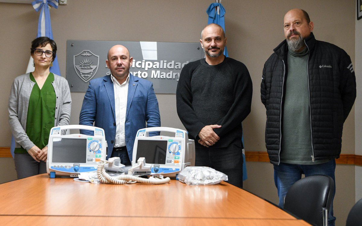 Gus_Sastre's tweet photo. Concretamos la entrega de dos equipos de desfibriladores para el Hospital "Dr. Andrés Ísola" de #PuertoMadryn, los cuales ya fueron puestos a disposición de las autoridades del nosocomio, quienes nos informaron que los mismos estarán destinados a distintos Centros de Atención Primaria de la Salud, ubicados en diferentes barrios de nuestra ciudad.