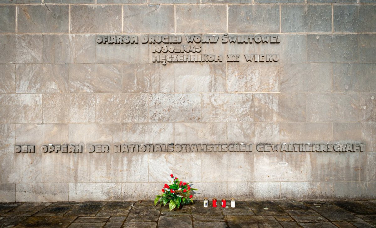 Heute, am 79. Jahrestag der Befreiung des KZ Bergen-Belsen, sind unsere Gedanken bei den Opfern des Kriegs- und Konzentrationslagers. In diesen Tagen aktueller Gewalt gilt dabei unsere Sorge u. unser Mitgefühl besonders den Überlebenden von Bergen-Belsen und ihren Angehörigen.