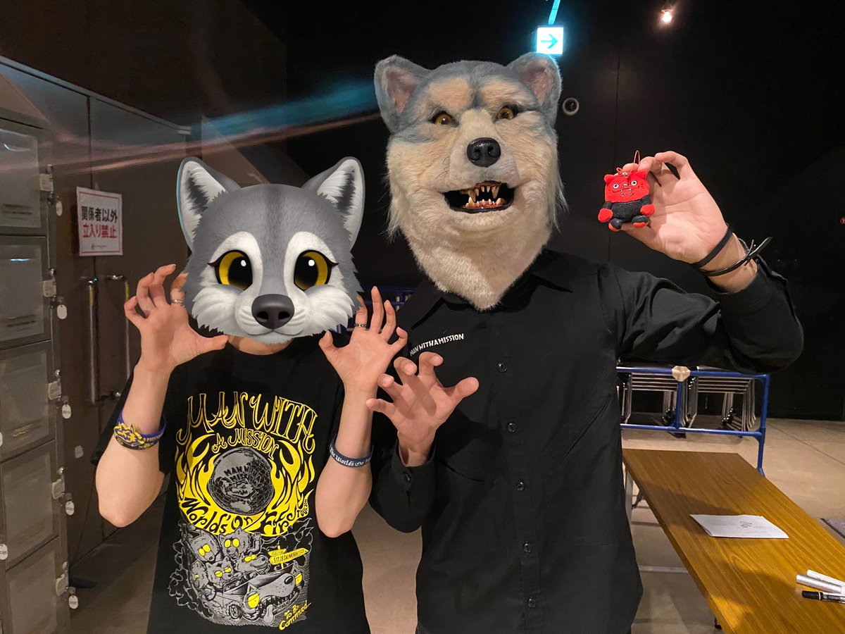 bittaaya's tweet photo. 2024.4.15
マンウィズ名古屋1日目のミーグリはジャンケンちゃんでした!!

お手玉ジョニさん持ってもらってガウガウポーズで撮ってもらった😭✨🐺
名前入りのサイン色紙は家宝です✨
本当にありがとうございました！

#MANWITHAMISSION
#マンウィズ
#ミーグリ https://t.co/Cw4zBl2mR5